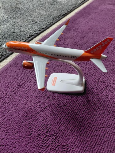 Easyjet airbus a320 neo uzlm - easyjet,