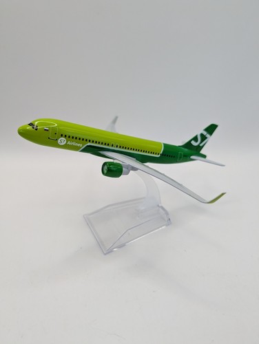 Airbus a320 airlines green - s7,