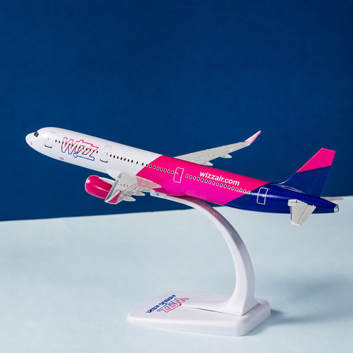 Wizz air airbus a321 plastic - wizz,